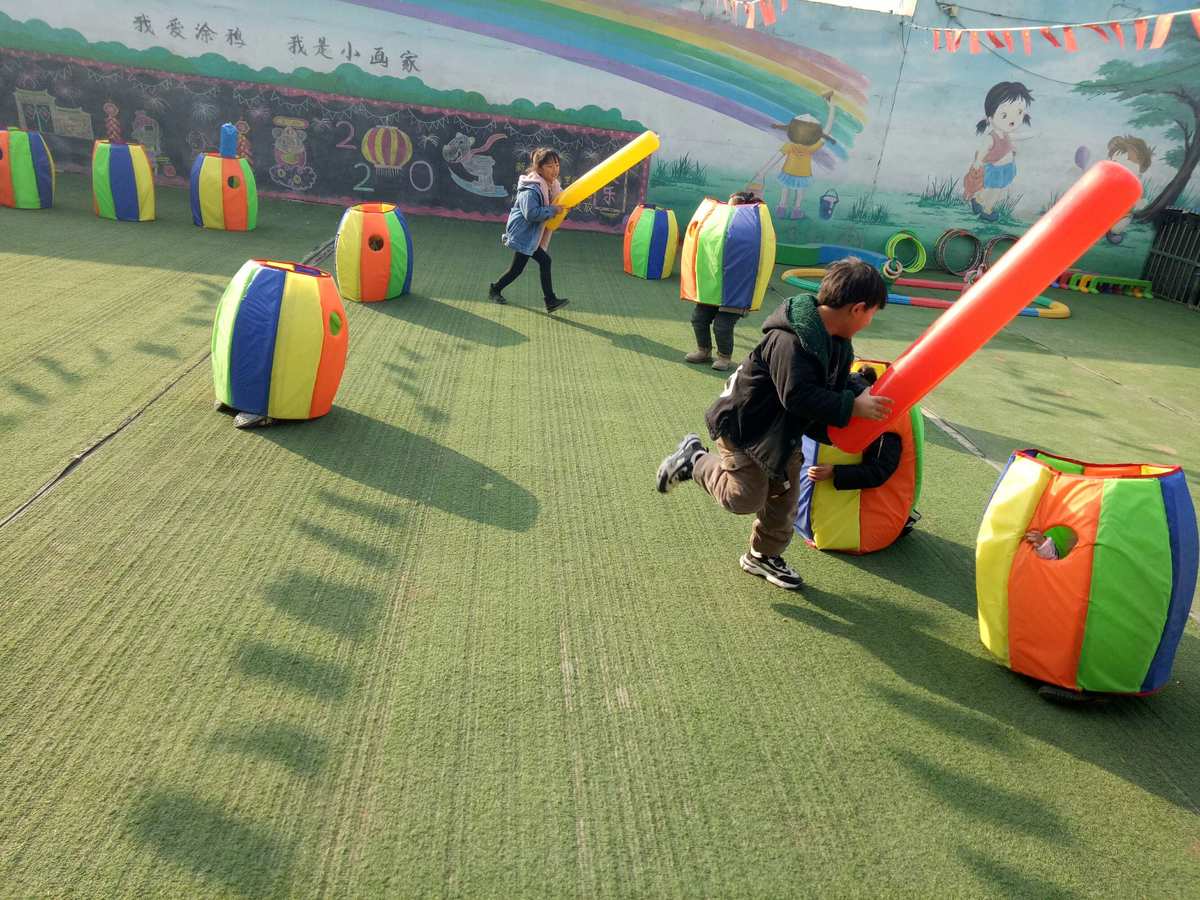 金蘋果幼兒園中班小朋友!戶外游戲《打地鼠》