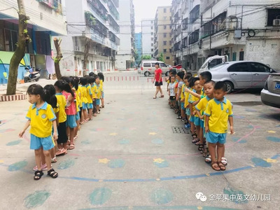 金蘋果中英文第三幼兒園--好玩的呼啦圈