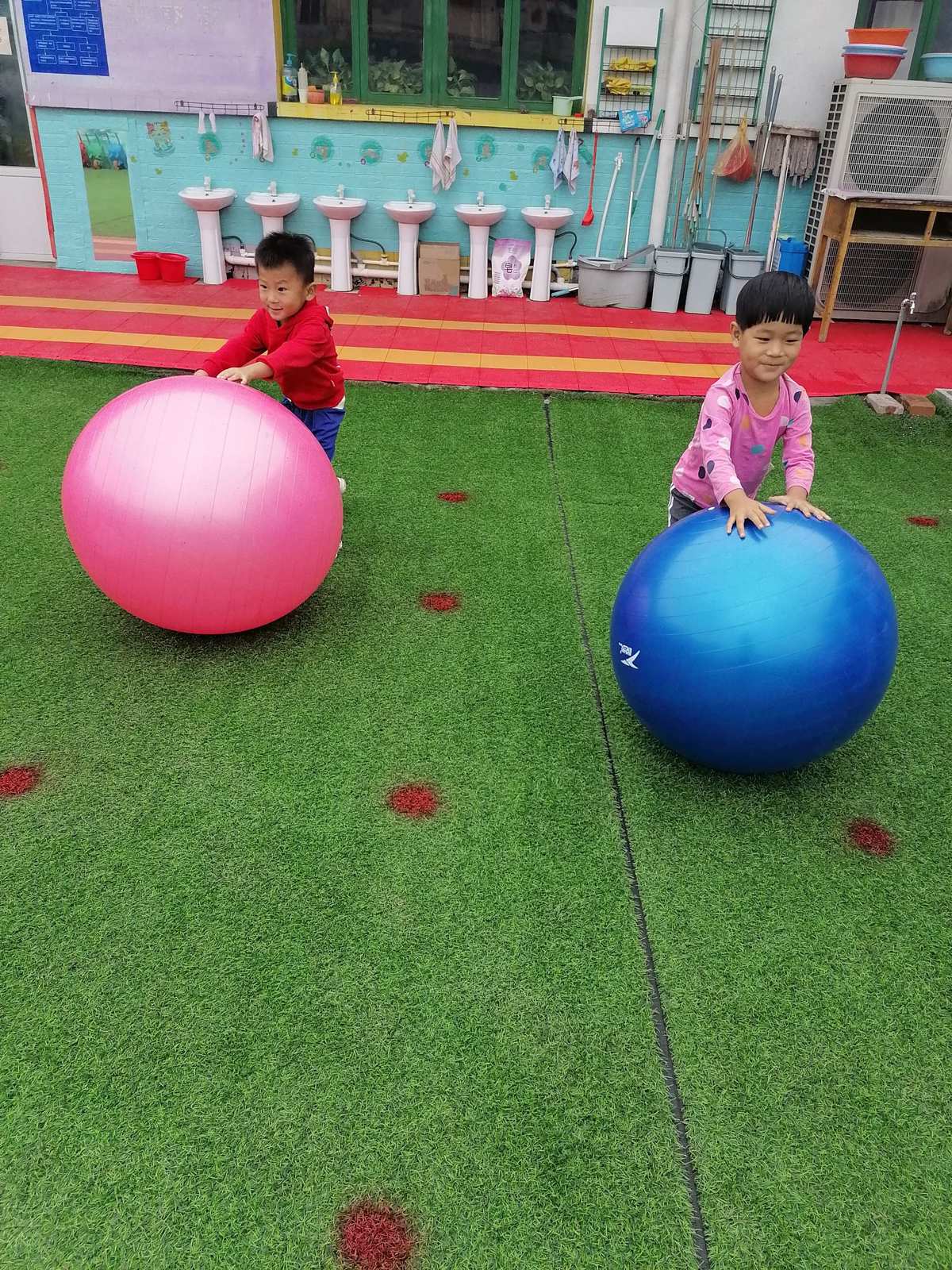 金蘋果幼兒園小班小朋友!戶外活動《玩球嘍!》 - 美篇