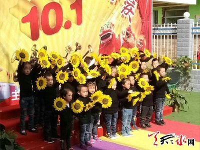 【現(xiàn)場】金蘋果幼兒園開展文藝活動迎國慶 - 天天天水網(wǎng) - 天水日報社主辦 - 天水最權(quán)威的新聞門戶網(wǎng)站