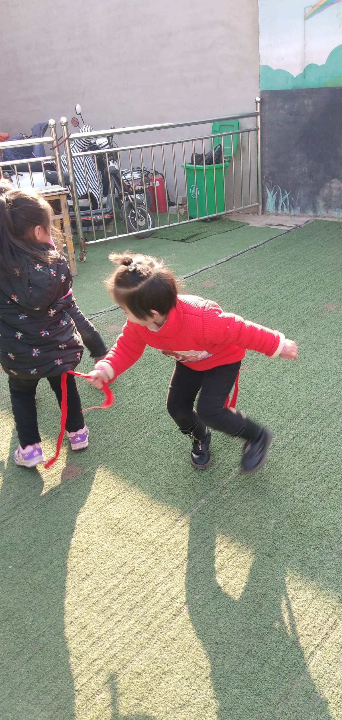 金蘋果幼兒園大一班戶外活動《抓尾巴》