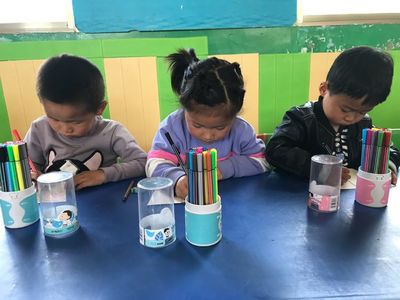 金蘋果幼兒園中二班創意美術《神奇的小手》